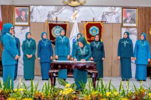 Istri Bupati Dompu Resmi Dilantik Sebagai Ketua Tim Penggerak PKK dan Organisasi Lainnya