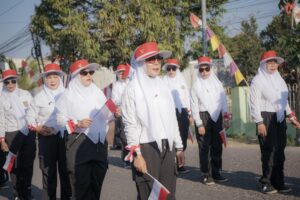 Ketua TP PKK dan Ketua GOW Dompu Meriahkan Lomba Gerak Jalan 8 KM HUT RI ke-80