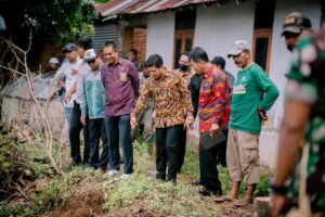 Bupati Dompu Kunjungi Korban Longsor di Kelurahan Dorotangga dan Kandai Satu