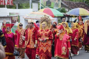 Pecah! Ribuan Masyarakat Dompu turun kejalan Ikut Meriahkan Pawai Budaya HUT Dompu Ke - 210