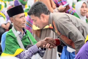 Bupati Dompu Lepas CJHI Kloter 12, Tekankan Tiga Pesan Penting