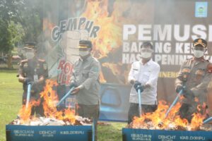 Pemkab Dompu Musnahkan Barang Kena Cukai Ilegal, Tegaskan Komitmen Berantas Peredaran Barang Gelap