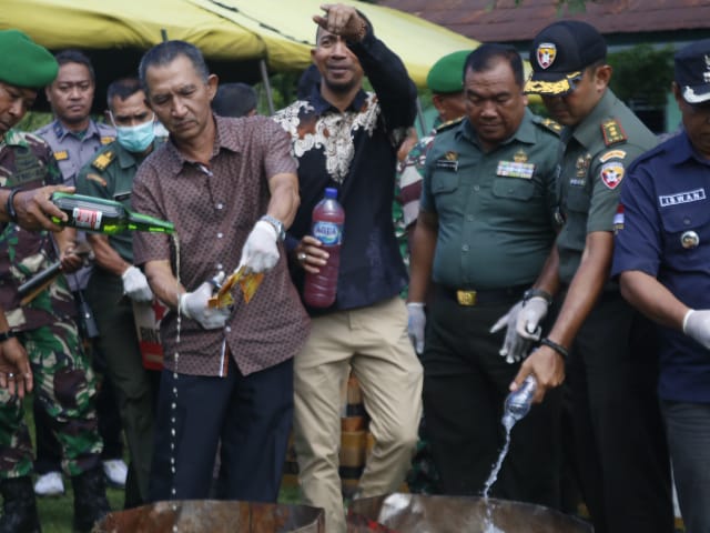 Pemkab Bersama Kodim 1614 Dompu Musnahkan Barang Bukti Miras Hasil Operasi Kamtibmas Selama Nataru