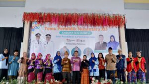 Bupati Dompu Tampil Memukau Kenakan Tenun Muna Pa
