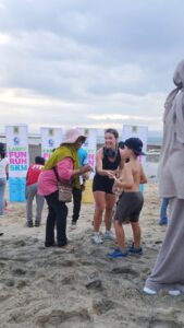 Sentuhan Manis di Festival Lakey: Muna "Pengaha Balu" Berbagi Kue Gratis