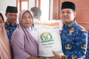 Bupati Dompu Serahkan Bantuan Pangan Beras untuk Warga Kecamatan Hu,u Bulan Juli 2025