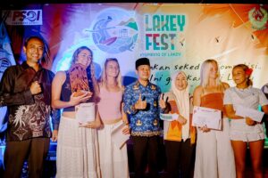 Bupati Dompu Bagikan Hadiah Penutupan Lomba Surfing, Pantai Lakey Riuh oleh Sorak Atlet dan Wisatawan