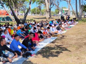 Bupati Dompu Hadiri Salat Jum,at di Arena Festival Lakey, Ustaz Syarifuddin Lc. Ingatkan Pentingnya Menjaga Keseimbangan antara Kesibukan Duniawi dan Ketaatan Kepada Allah SWT