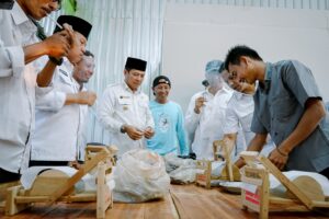 Bupati Dompu Tinjau Langsung Produksi Rokok dengan Menggunakan Mesin Manual di Desa Kadindi.