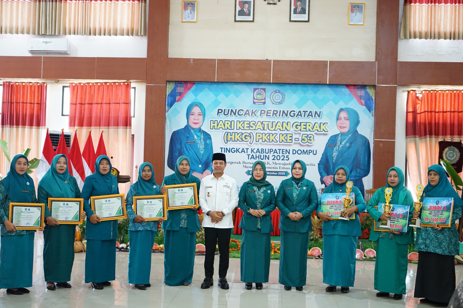 Sampaikan Pesan dan Harapan Lewat Pantun, Ketua Nyonya Onti Farianti Bambang Firdaus dan Waket Nyonya Titik Nurhaidah Syirajuddin TP. PKK pada Momen HKG PKK Ke-53.