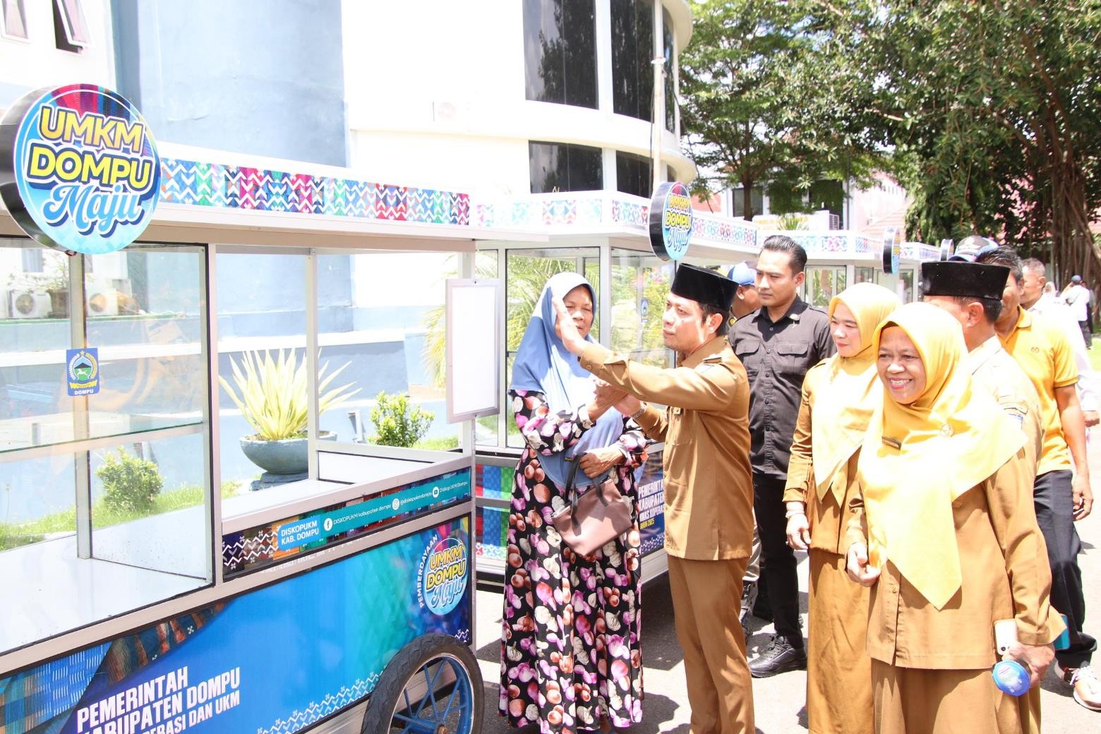 Bupati Dompu Serahkan Bantuan Rombong Kepada Para Pelaku Usaha Terdampak Operasi Penertiban