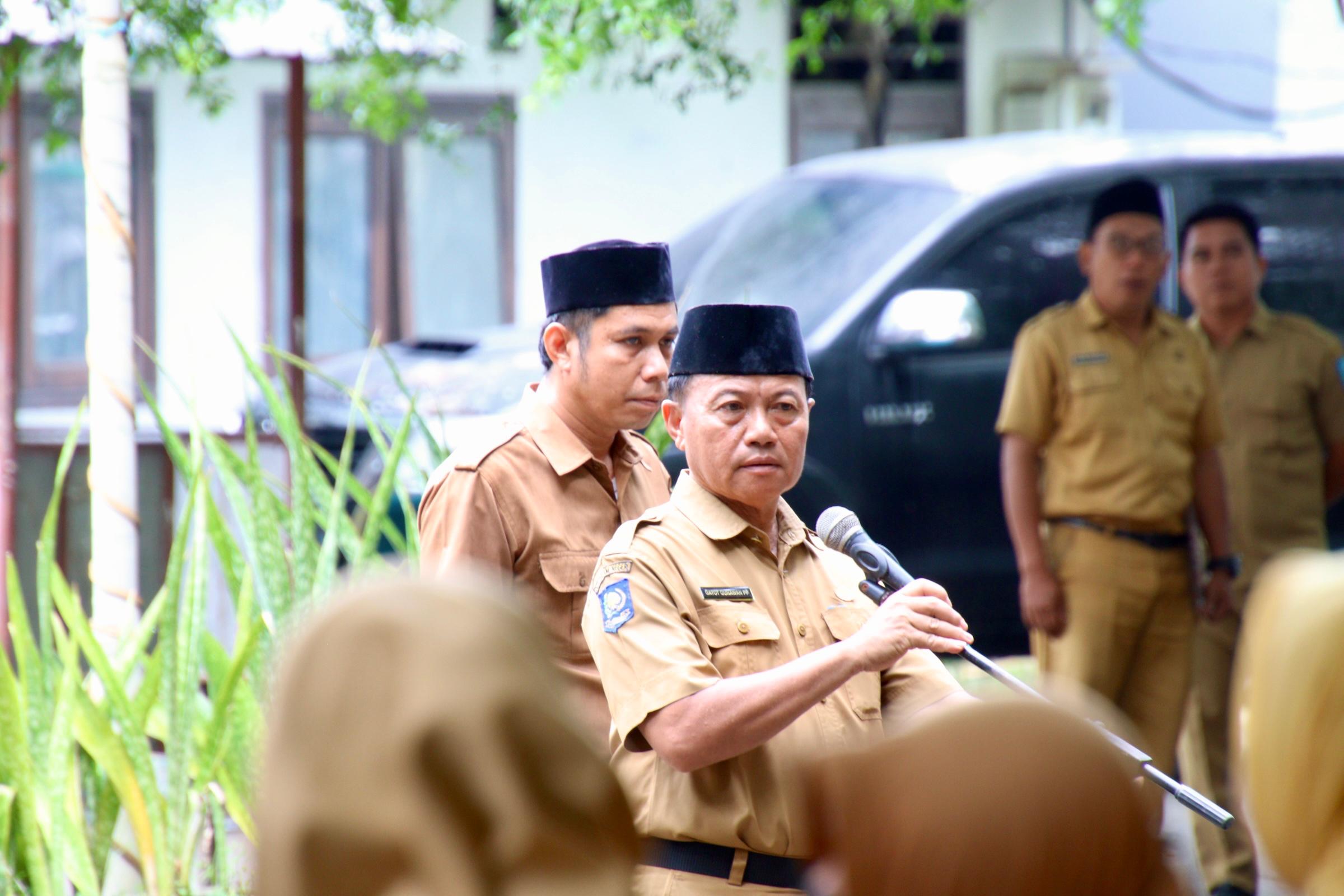 Sekda Dompu Pimpin Apel Senin, Sampaikan Pesan Perpisahan Menjelang Purna Tugas