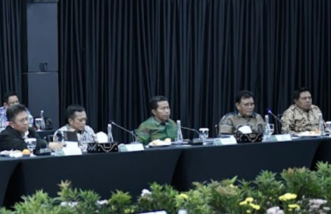 Wakili Bupati Dompu, Kepala BPKAD Hadiri RUPS Luar Biasa PT. Bank NTB Syariah