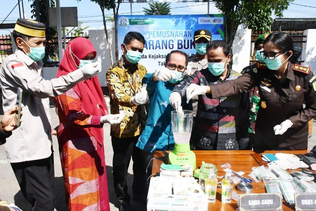 Wabup Dompu bersama Ketua DPRD dan Jajaran Forkopimda Hadiri Pemusnahan BB Hasil Kejahatan