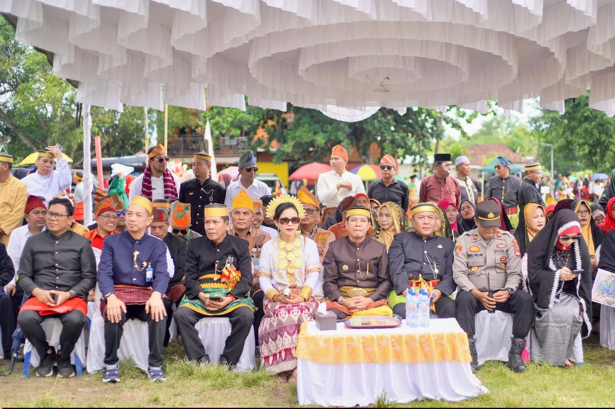 Hujan Tak Goyahkan Semangat! Karnaval Budaya Meriahkan HUT Dompu ke-211 dari Karijawa hingga CFD