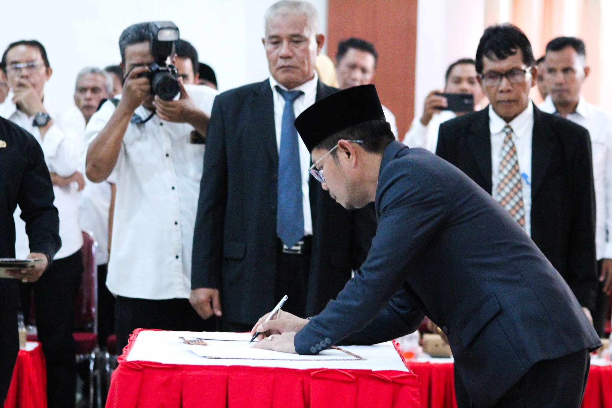 Pengukuhan 42 Kepala Sekolah: Bupati Bambang Firdaus Pesankan Tanggung Jawab Besar Masa Depan Anak Daerah. 