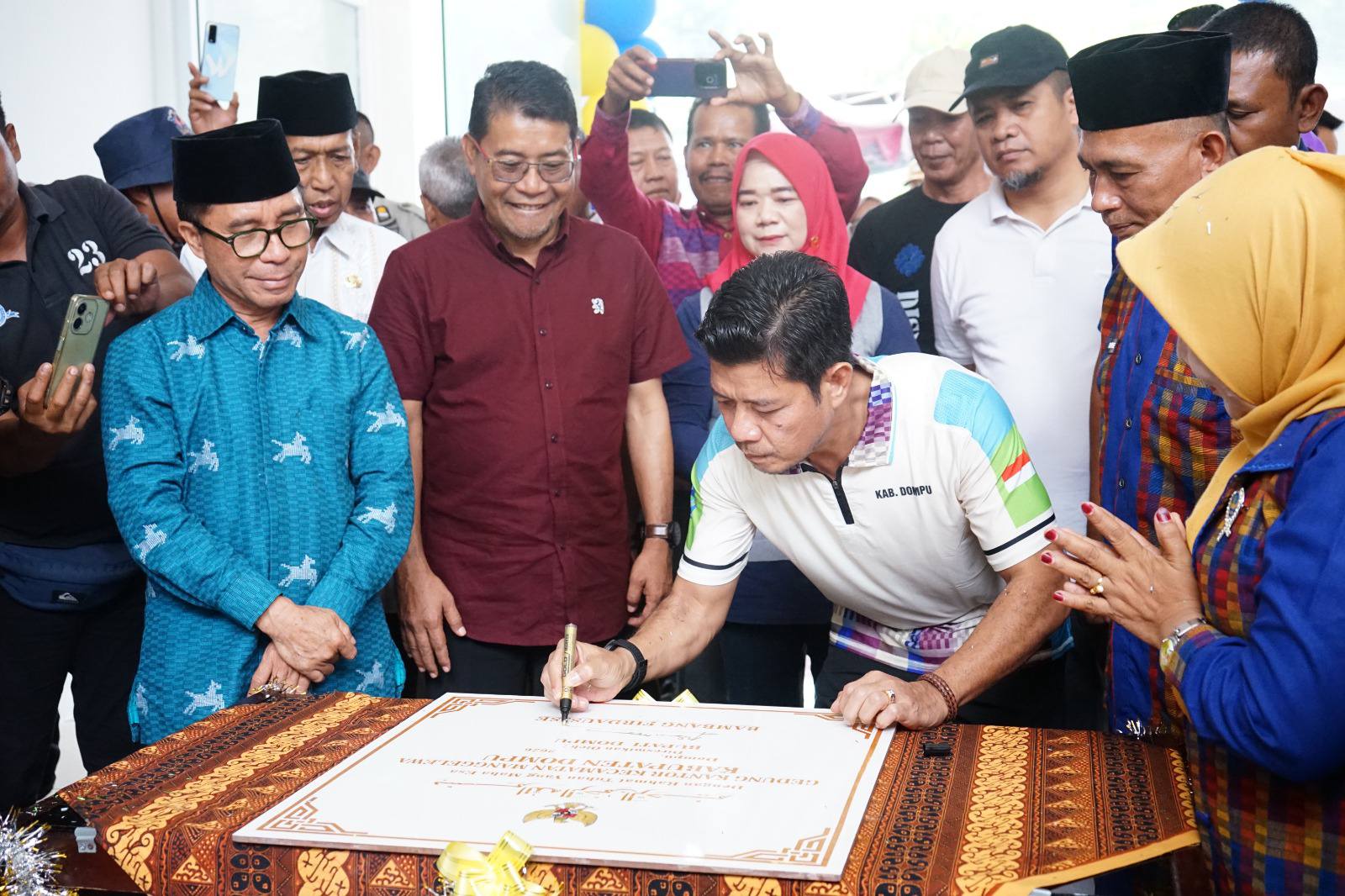 RESMIKAN KANTOR CAMAT MANGGELEWA, BUPATI DOMPU HARAPKAN KOORDINASI OPTIMAL DAN PELAYANAN TERBAIK UNTUK MASYARAKAT  