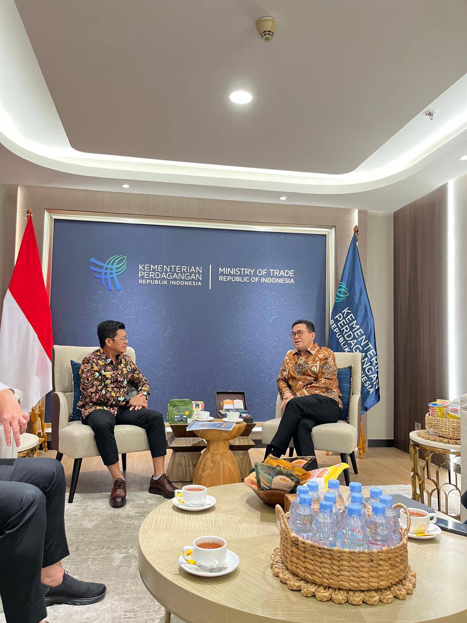 BUPATI DOMPU BAHAS PENGUATAN FESTIVAL LAKEY DAN PENGEMBANGAN PASAR MODERN DI KEMENTERIAN PUSAT