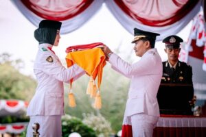Wabup Dompu Jadi Irup Upacara Penurunan Bendera HUT RI Ke 80