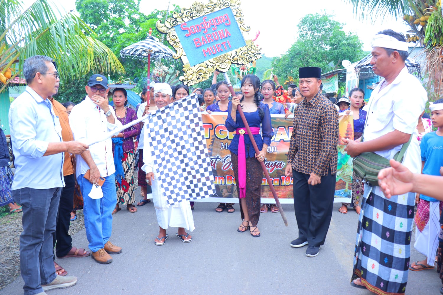 Wakil Bupati Dompu H. Syahrul Parsan ST., MT, didampingi Sekda Gatot Gunawan Perantauan Putra, SKM., M.MKes, melepas peserta Festival Ogoh-Ogoh sambut Hari Raya Nyepi Tahun 2024.