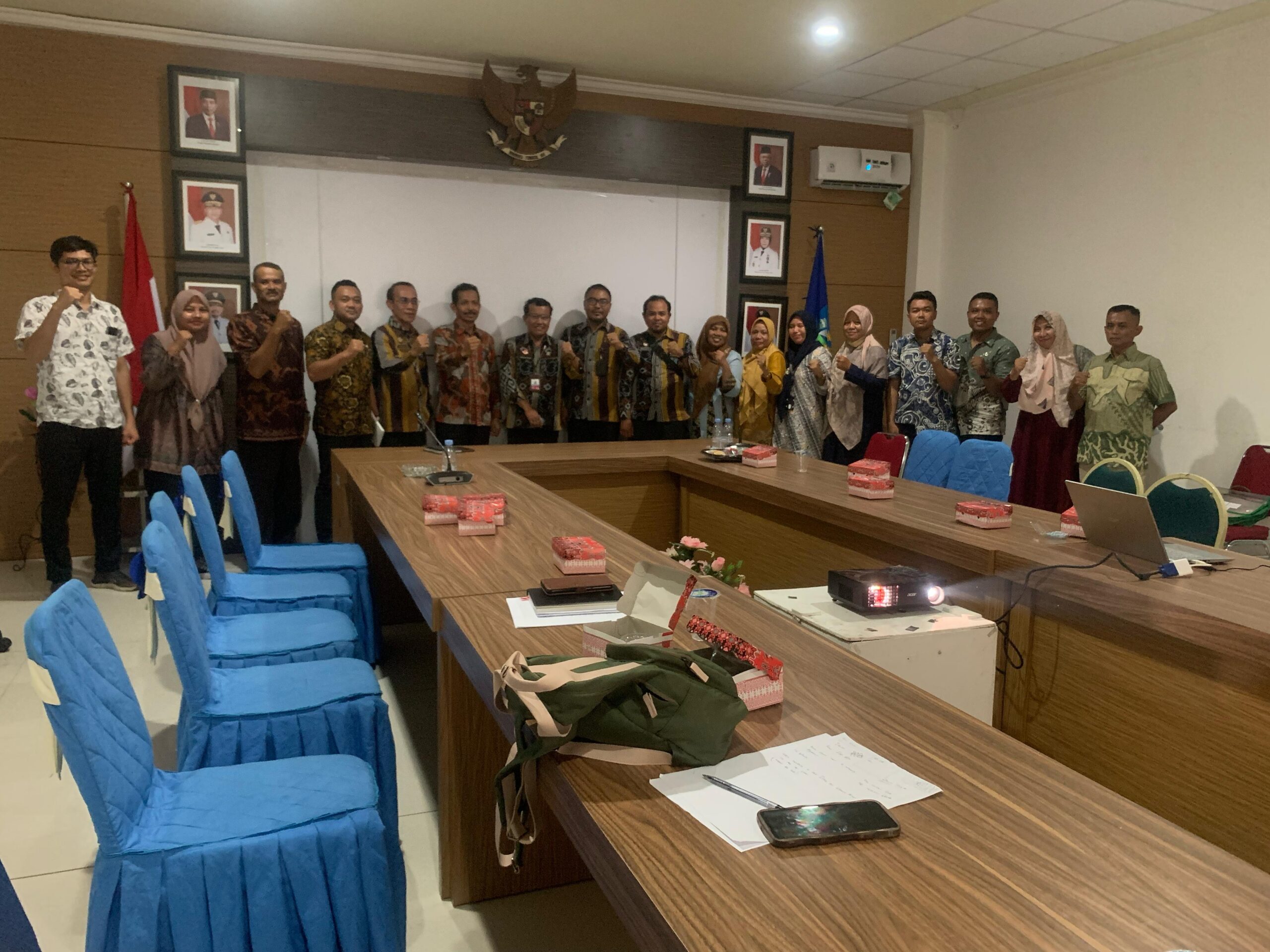 Kegiatan Sosialisasi ini dihadiri oleh Sekretariat Daerah, Asisten, Kasubid Pemajuan Hak Asasi Manusia Kanwil Kemenkumham NTB, Kabbag Hukum Setda Dompu, dan sembilan Pimpinan PD Lingkup Pemda Dompu yang hadir bersama Operator KKP HAM.